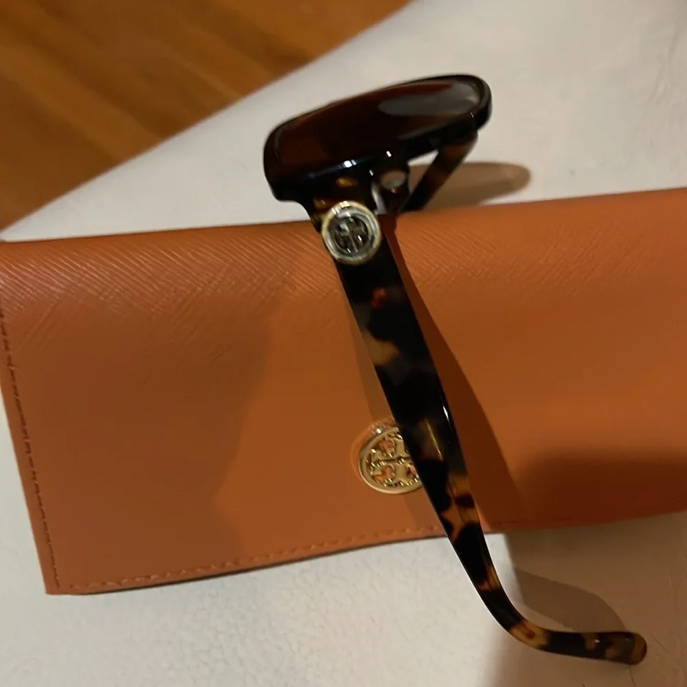 Tory burch sunglasses - Picture 2 of 3